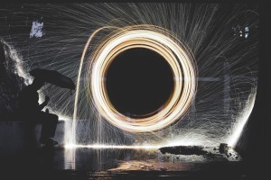 NLP Training: Lichtkunst, Mann mit Schirm, Potenzial entfesseln, persönliches Wachstum.